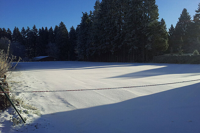 Verschneiter Parkplatz in Winterberg an einem sonnigen Wintertag