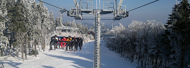 Lift mit Skifahrern im Skigebiet Winterberg
